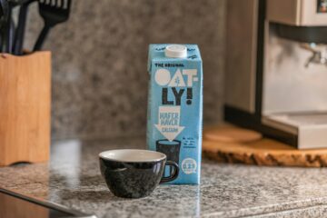 Oat Milk vs. Cow’s Milk: Which is Better for the Planet?