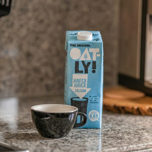 Oat Milk vs. Cow’s Milk: Which is Better for the Planet?